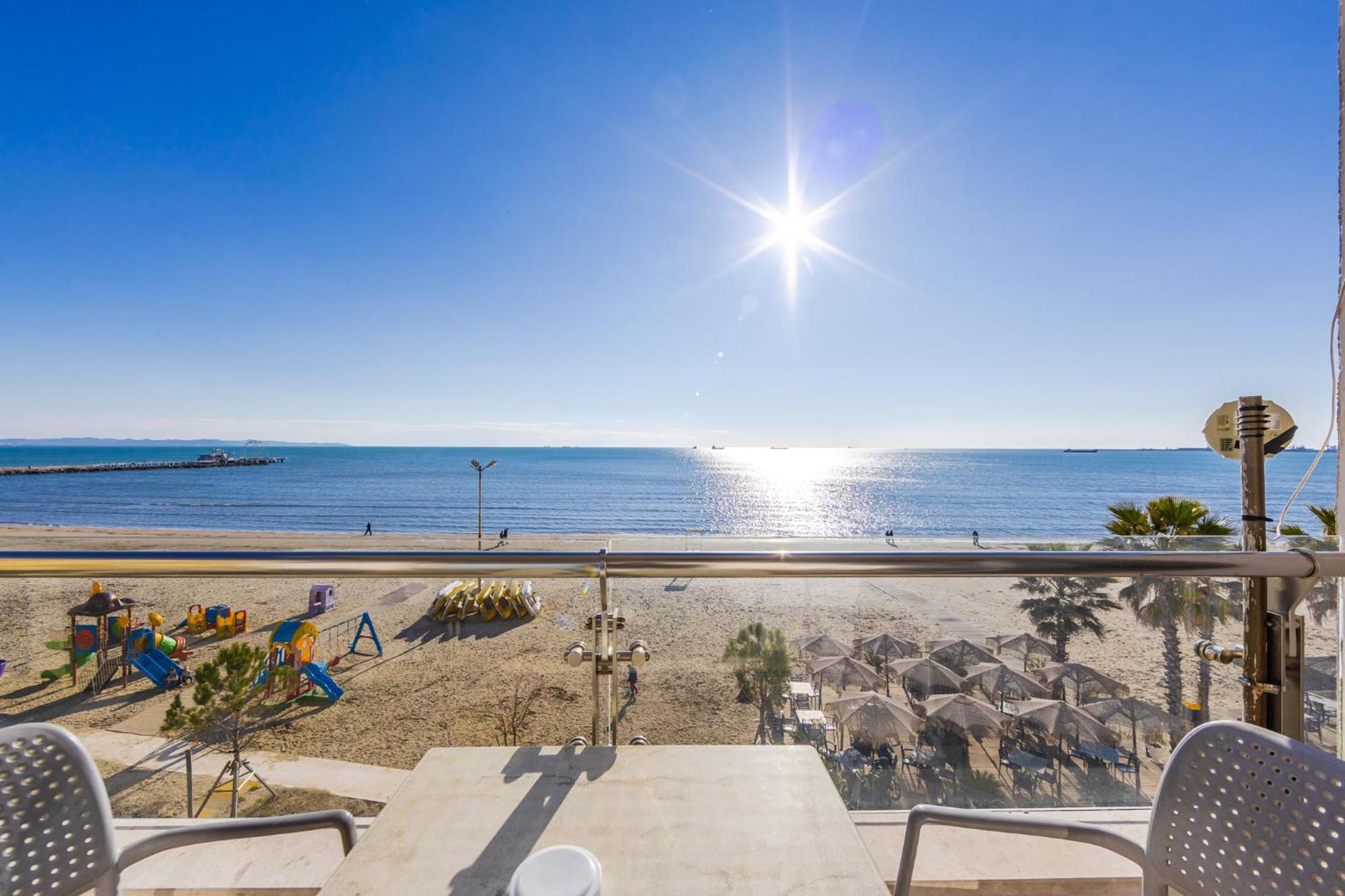 The Beachfront Apartment Дуррес Экстерьер фото